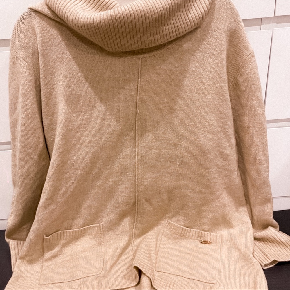 Calvin Klein turtle neck cream colored size XL